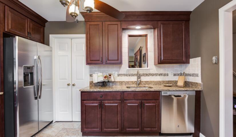 定制實木櫥柜優(yōu)點，定制實木櫥柜缺點，星空梵高櫥柜